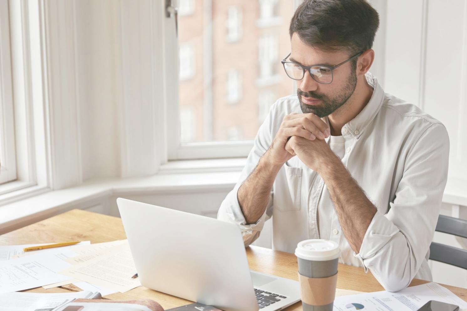 Estudiante trabajando con análisis financiero detallado